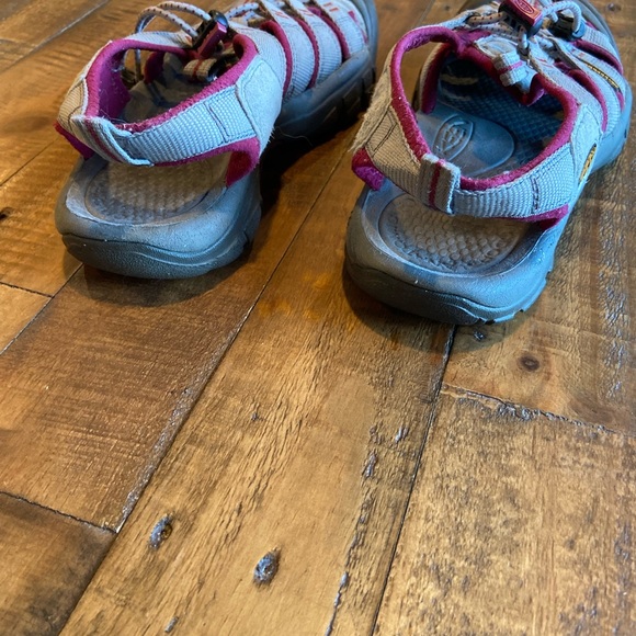 KEEN Hiking Sandal Shoes, Size 7.5, Waterproof, Women - Picture 2 of 7